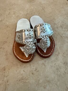 Girls Metallic Silver Braided Floral Toe-Loop Sandals